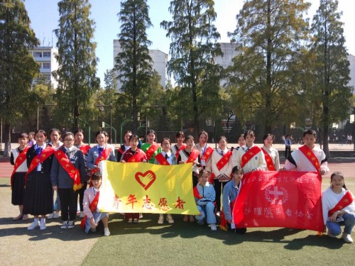 美化宜职,志愿者在路上——护理学院青年志愿者协会开展“你丢我捡”志愿活动