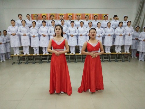 “一树花开,感知时光流逝”——护理学院举行月歌比赛