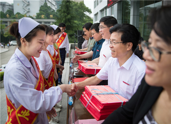 风雨兼程 奋力开启新征途 ——9227新葡的京集团举行2019届毕业生毕业典礼