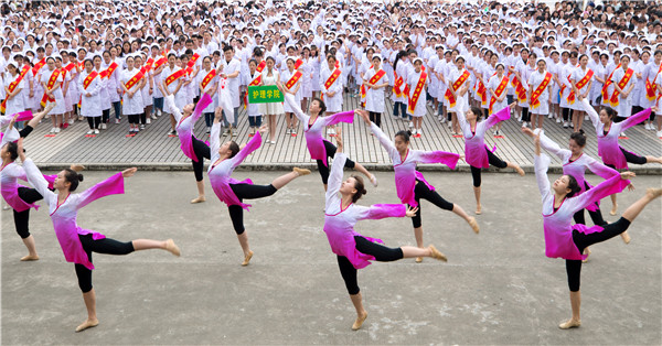 风雨兼程 奋力开启新征途 ——9227新葡的京集团举行2019届毕业生毕业典礼