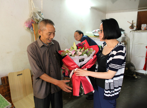 端午节前夕的家访——校党委书记宋晓文走进教职工家庭