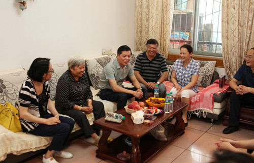 端午节前夕的家访——校党委书记宋晓文走进教职工家庭
