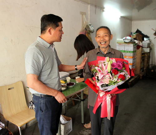 端午节前夕的家访——校党委书记宋晓文走进教职工家庭