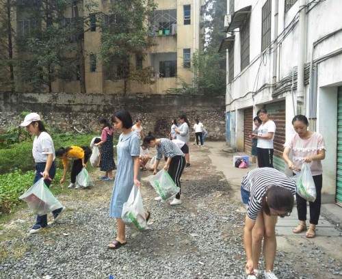 护理学院开展党团组织下社区活动