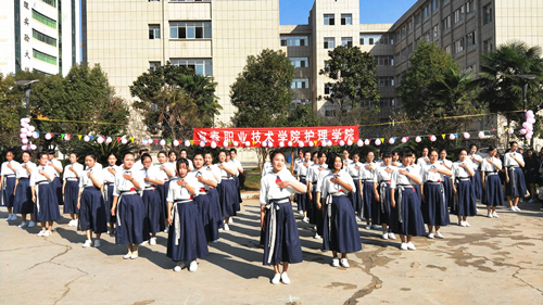 “感恩之行,一路有你”——护理学院开展“感恩的心”手语比赛