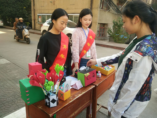 “善行传递温暖,大爱点燃希望”——护理学院开展义卖活动