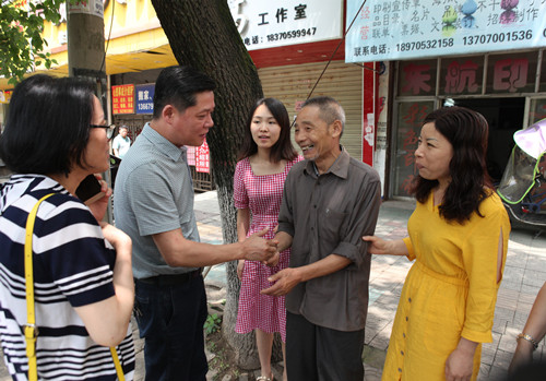 端午节前夕的家访——校党委书记宋晓文走进教职工家庭