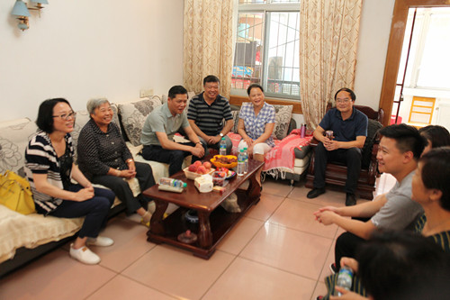 端午节前夕的家访——校党委书记宋晓文走进教职工家庭