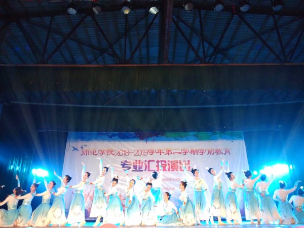 15高学前汇报演出照.jpg