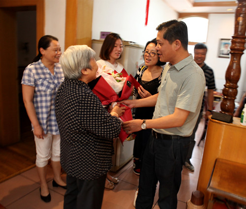 端午节前夕的家访——校党委书记宋晓文走进教职工家庭