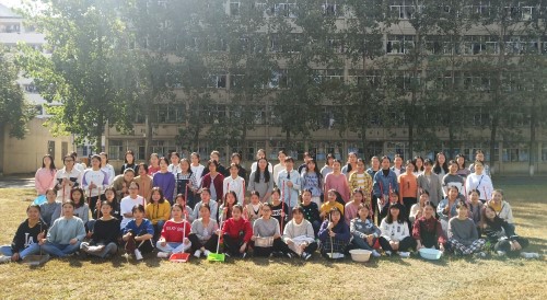 护理学院开展美化校园环境志愿清扫活动